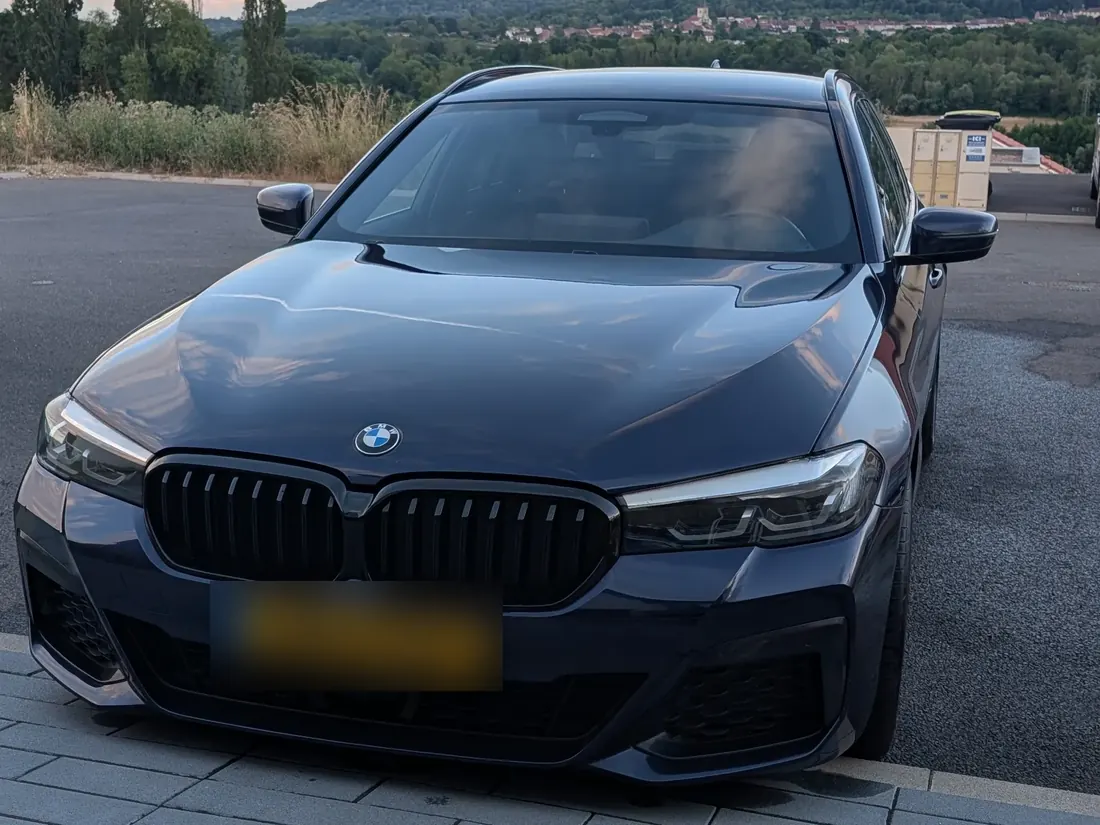 BMW Série 5 Touring bleu nuit après lavage à la main