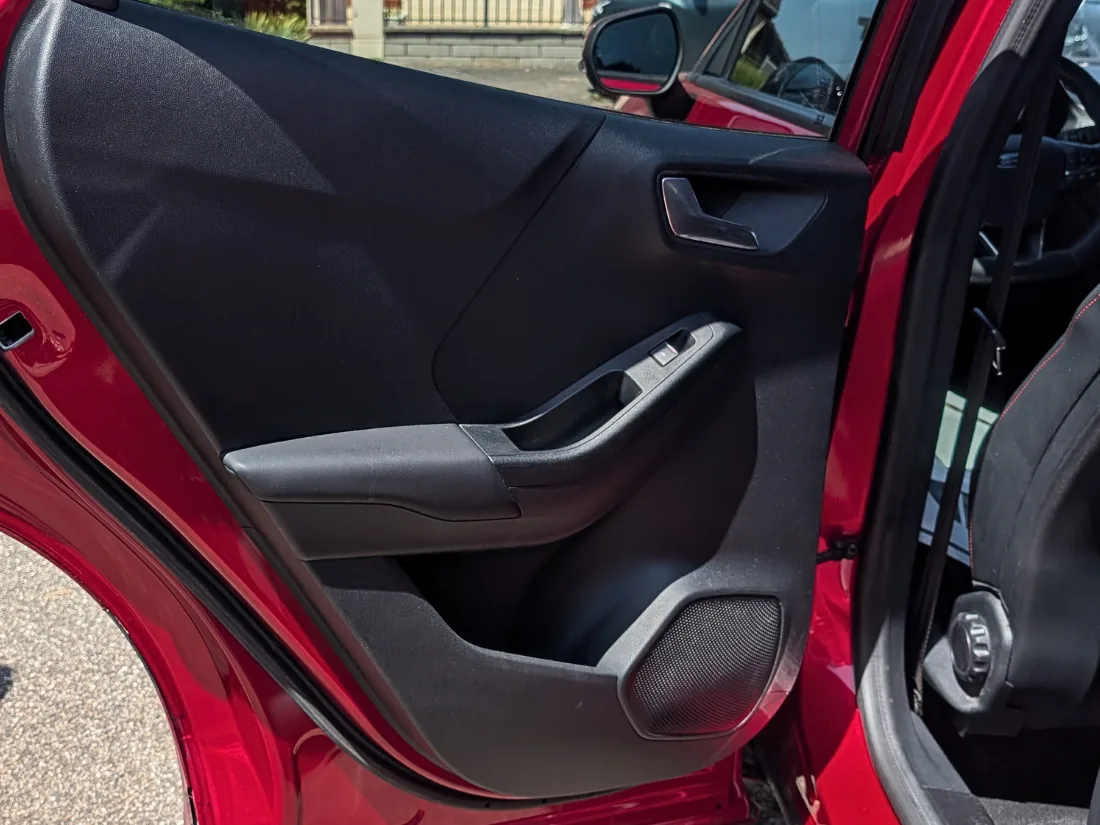 Le même panneau de porte après le nettoyage intérieur à Marly