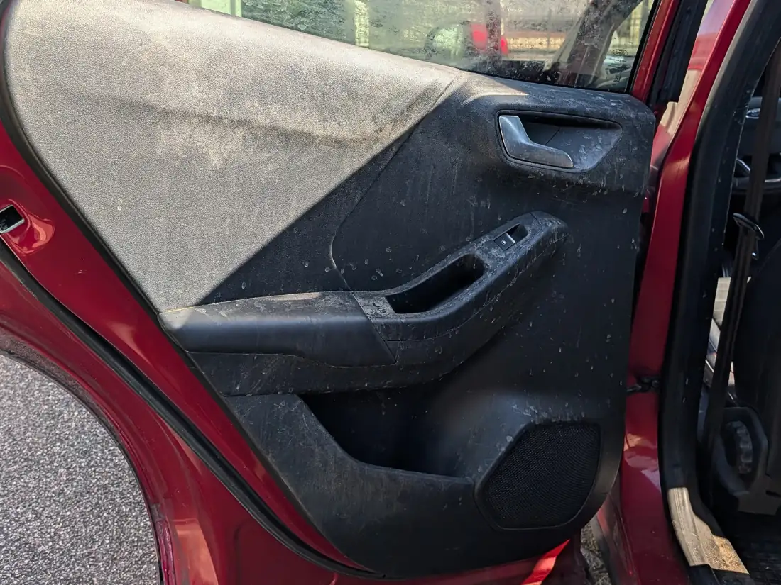 Panneau de porte couvert de poussière avant un nettoyage intérieur à Marly