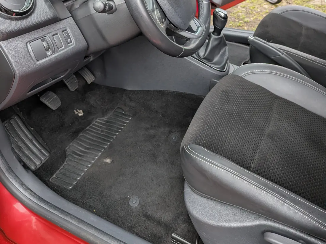 Plancher conducteur d'une Renault Clio après nettoyage intérieur à Metz