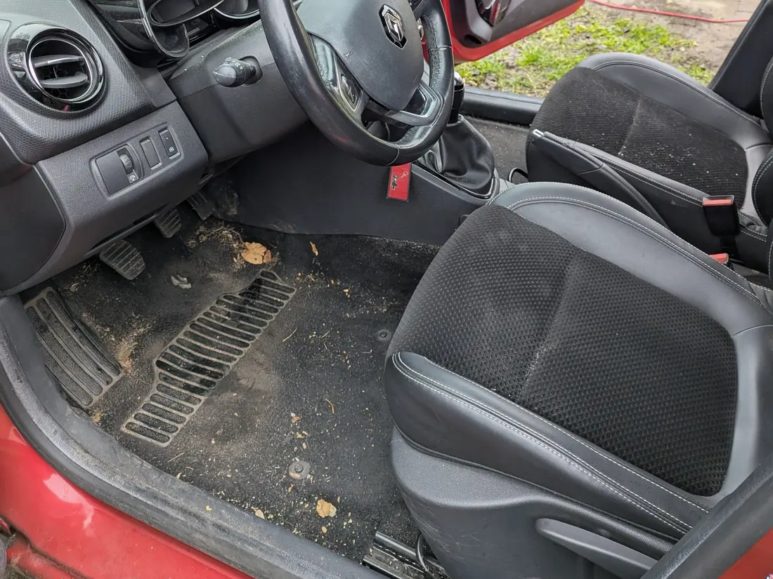 Plancher conducteur d'une Renault Clio encrassé avant nettoyage