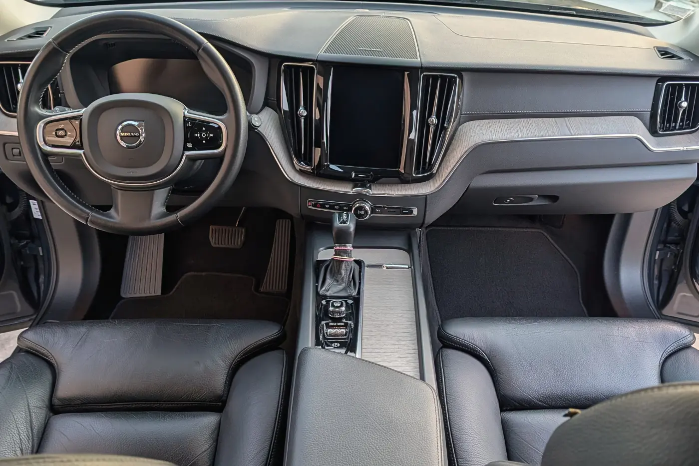 Habitacle d'un Volvo XC60 après nettoyage intérieur à Metz